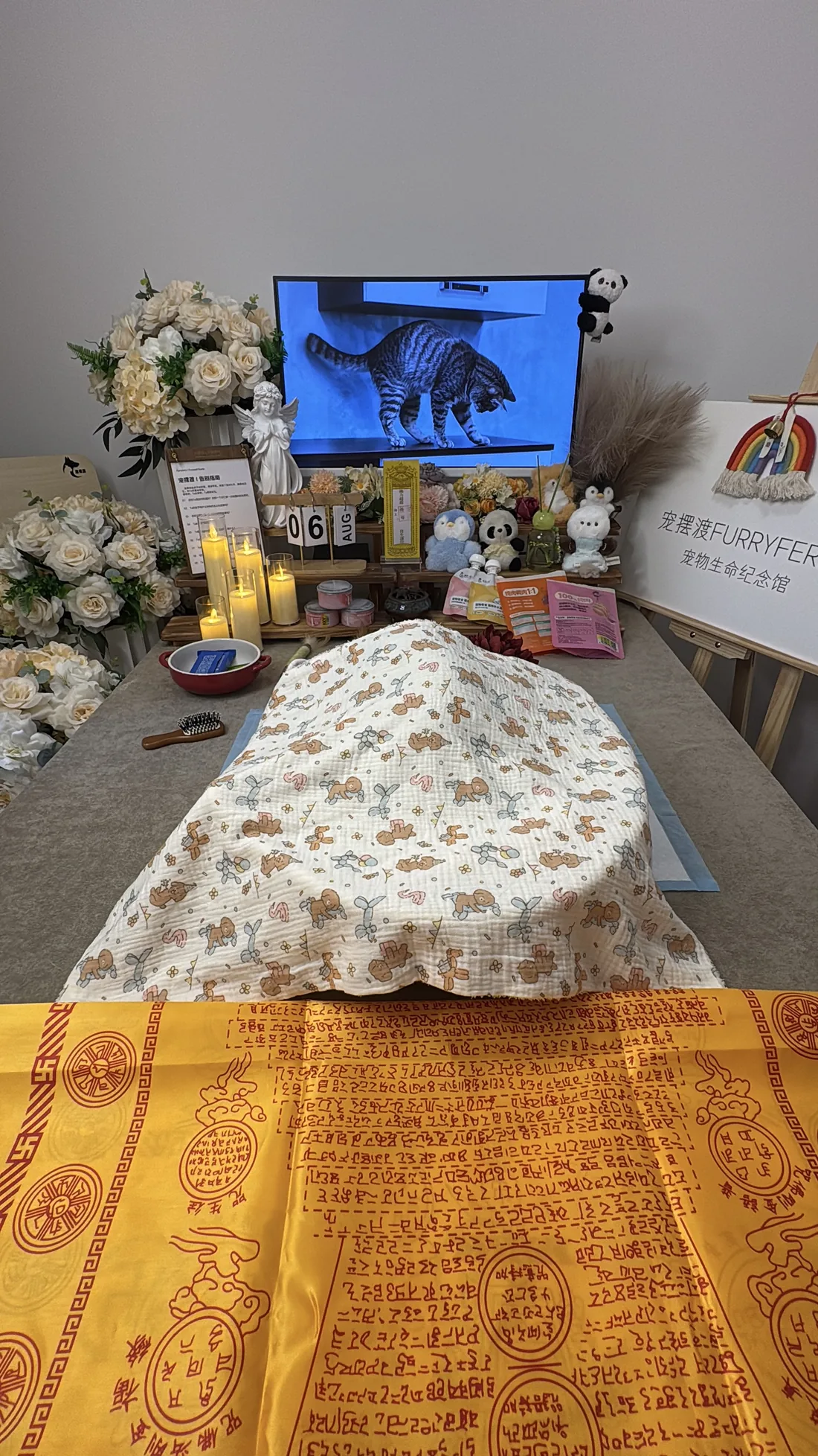 滁州宠物告别仪式中的鲜花与纪念照片